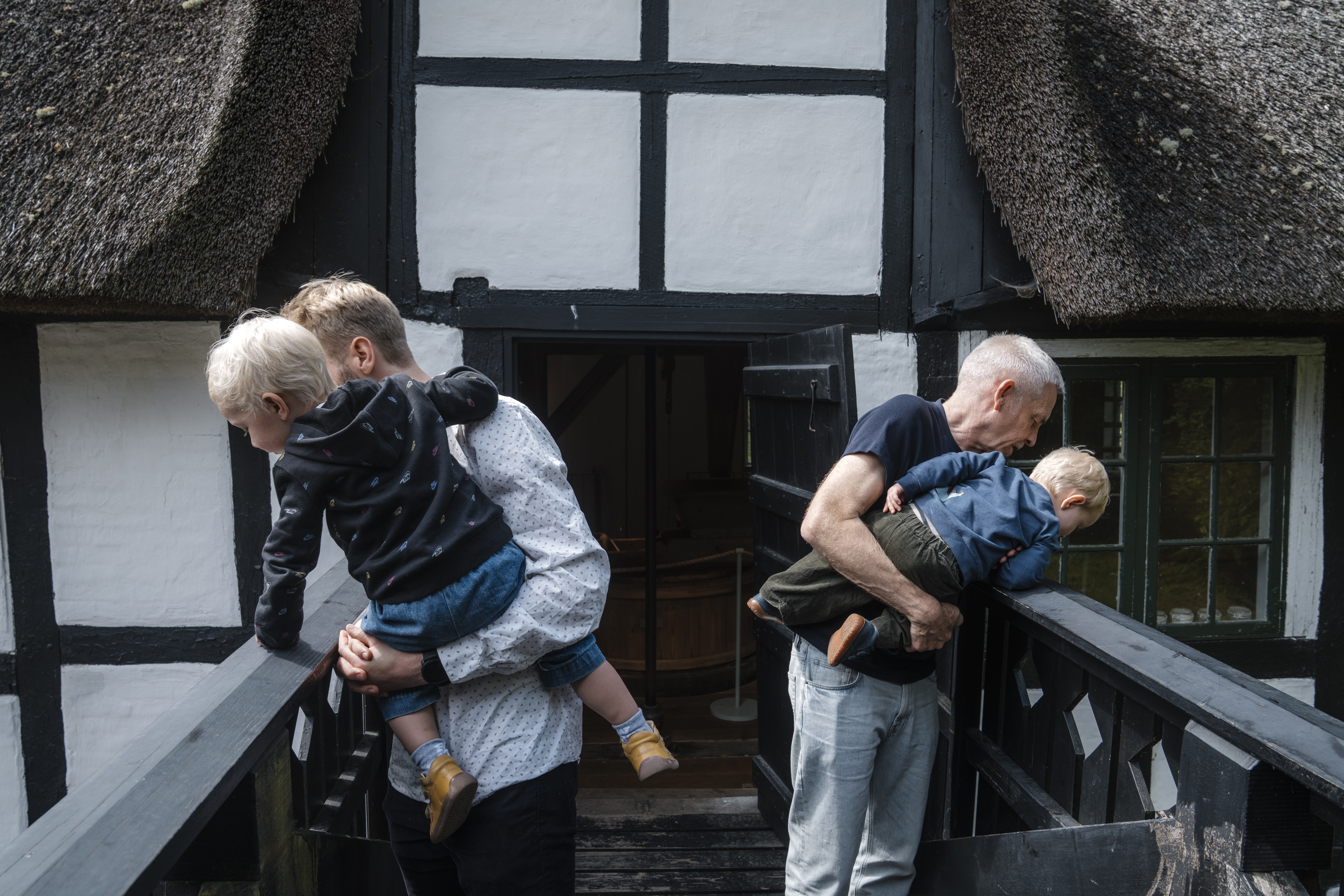 voksne-med-boern-paa-gangbroen