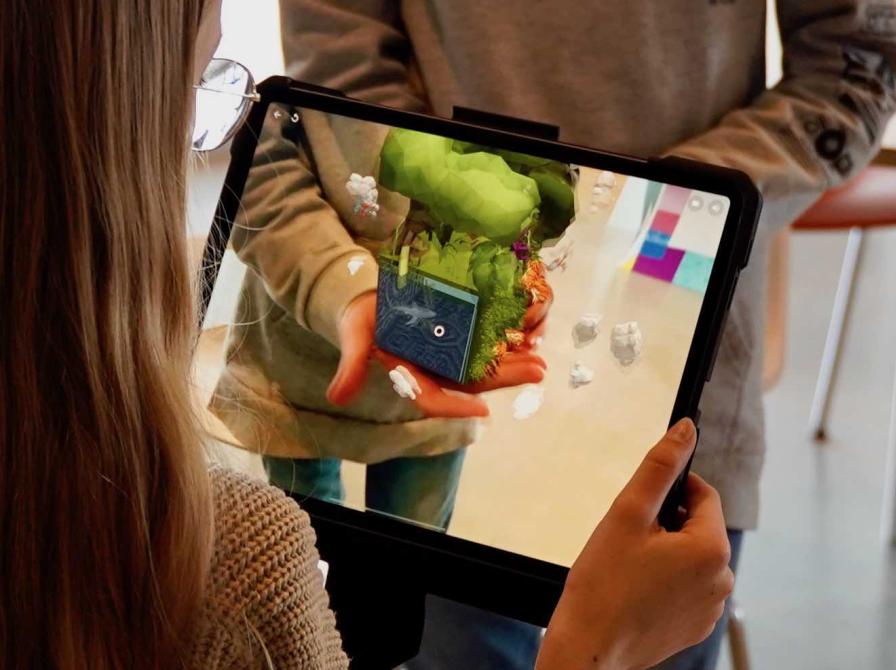 pige-kigger-paa-tablet
