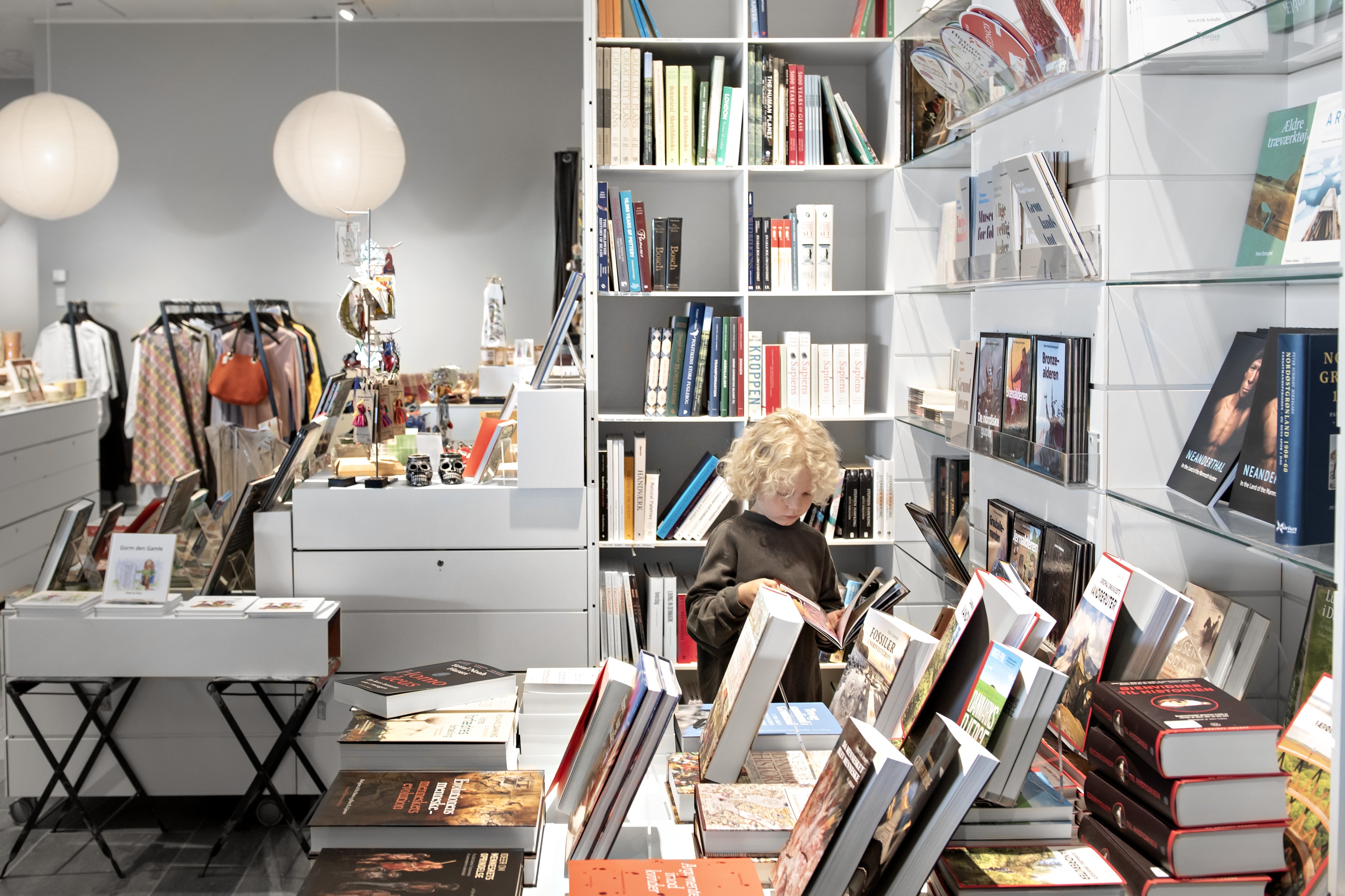 dreng-i-museumsshoppen