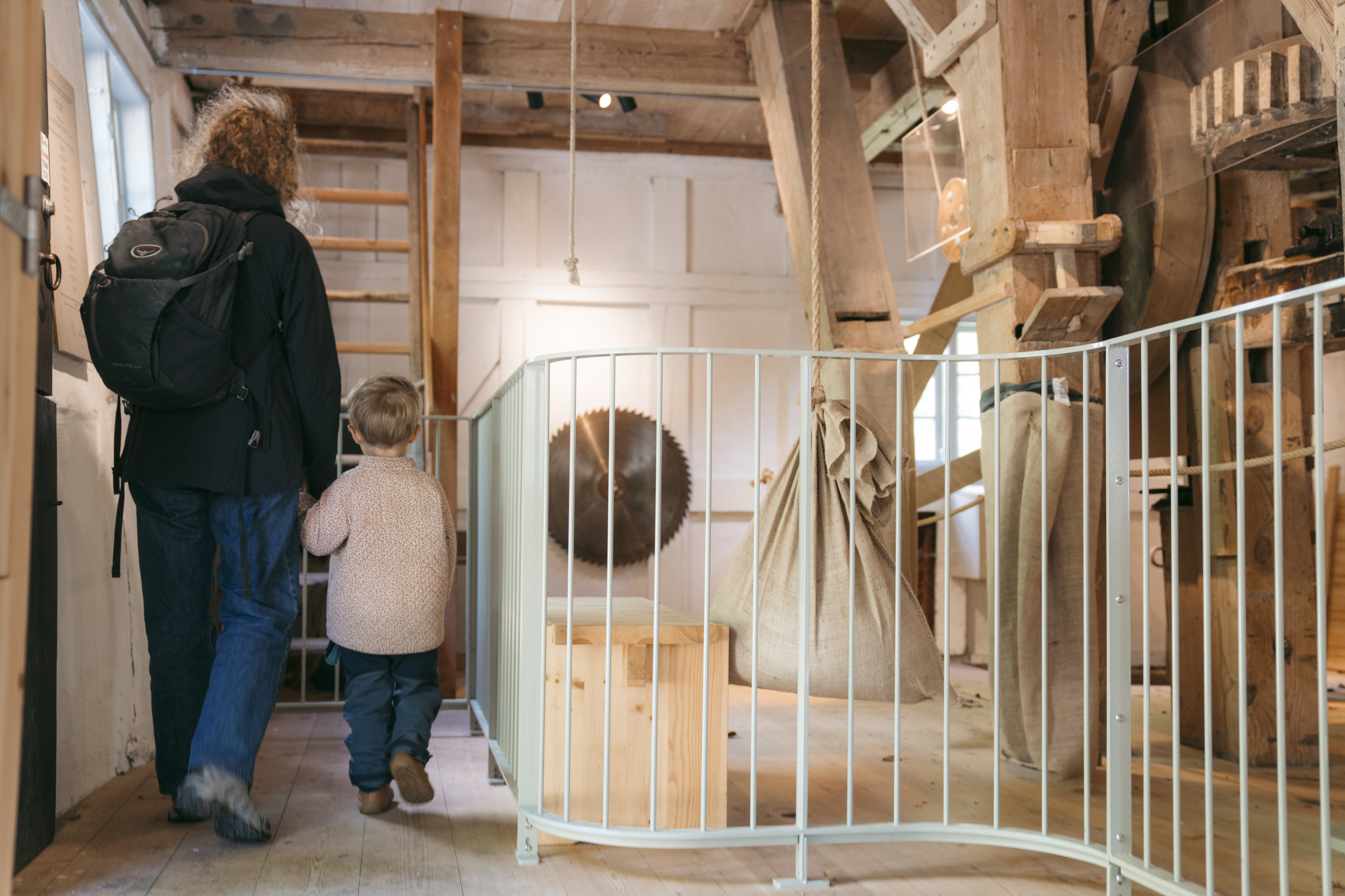 mor-og-barn-inde-i-moellen
