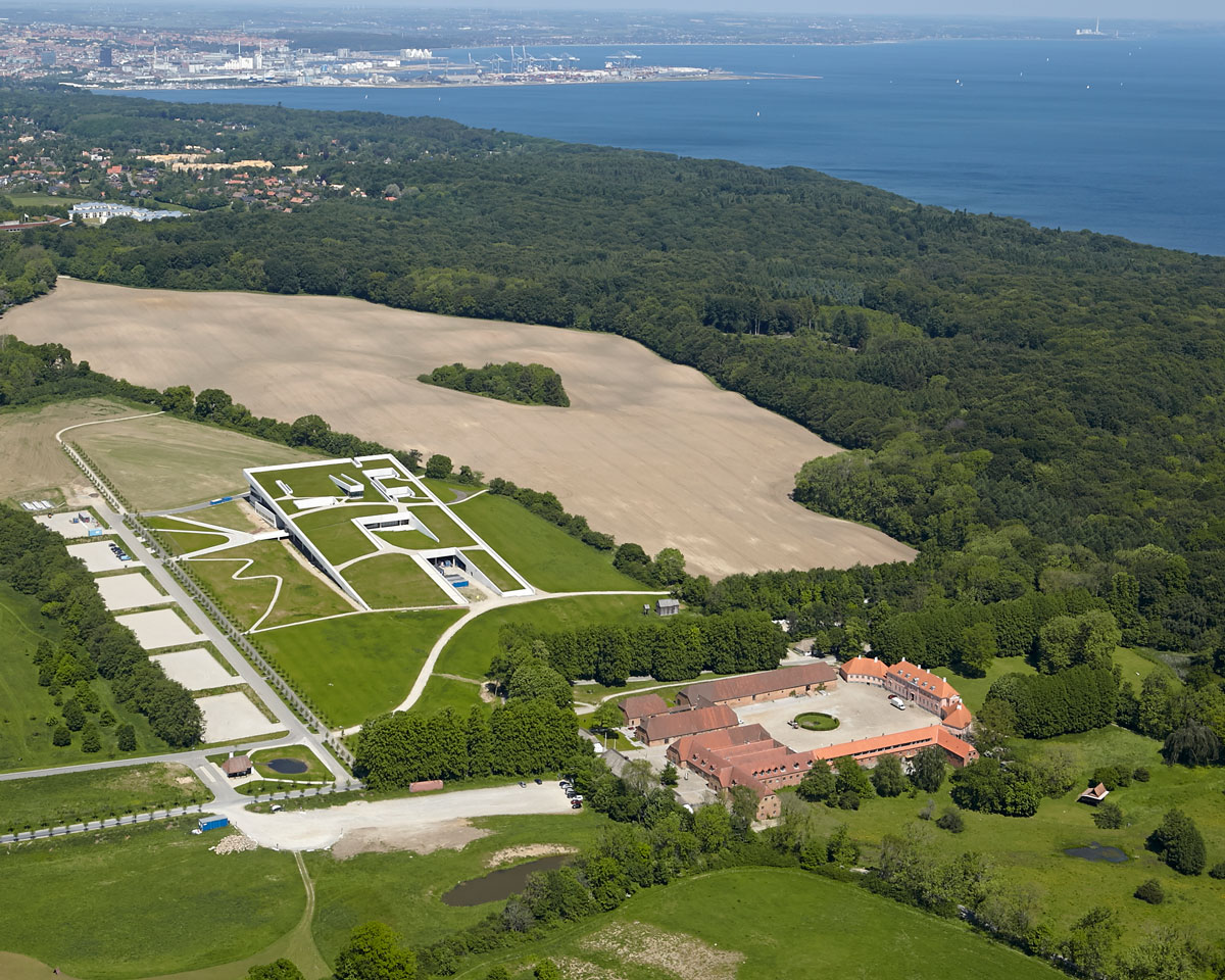 moesgaard-landskab-med-graes-og-vand