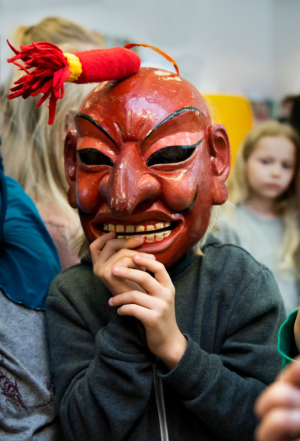 roed-unesco-maske-blandt-boern