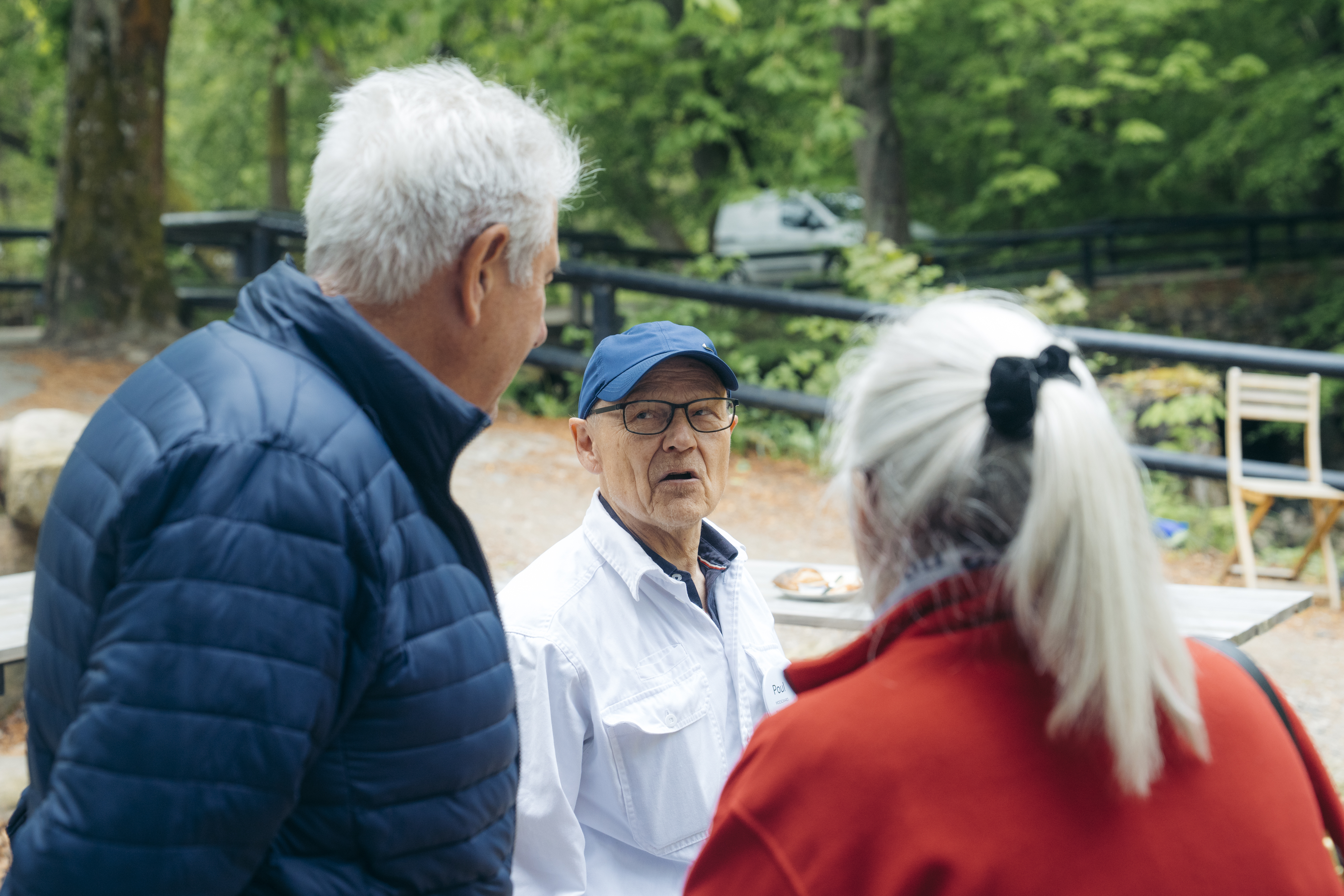 frivillig-med-gaester-udenfor