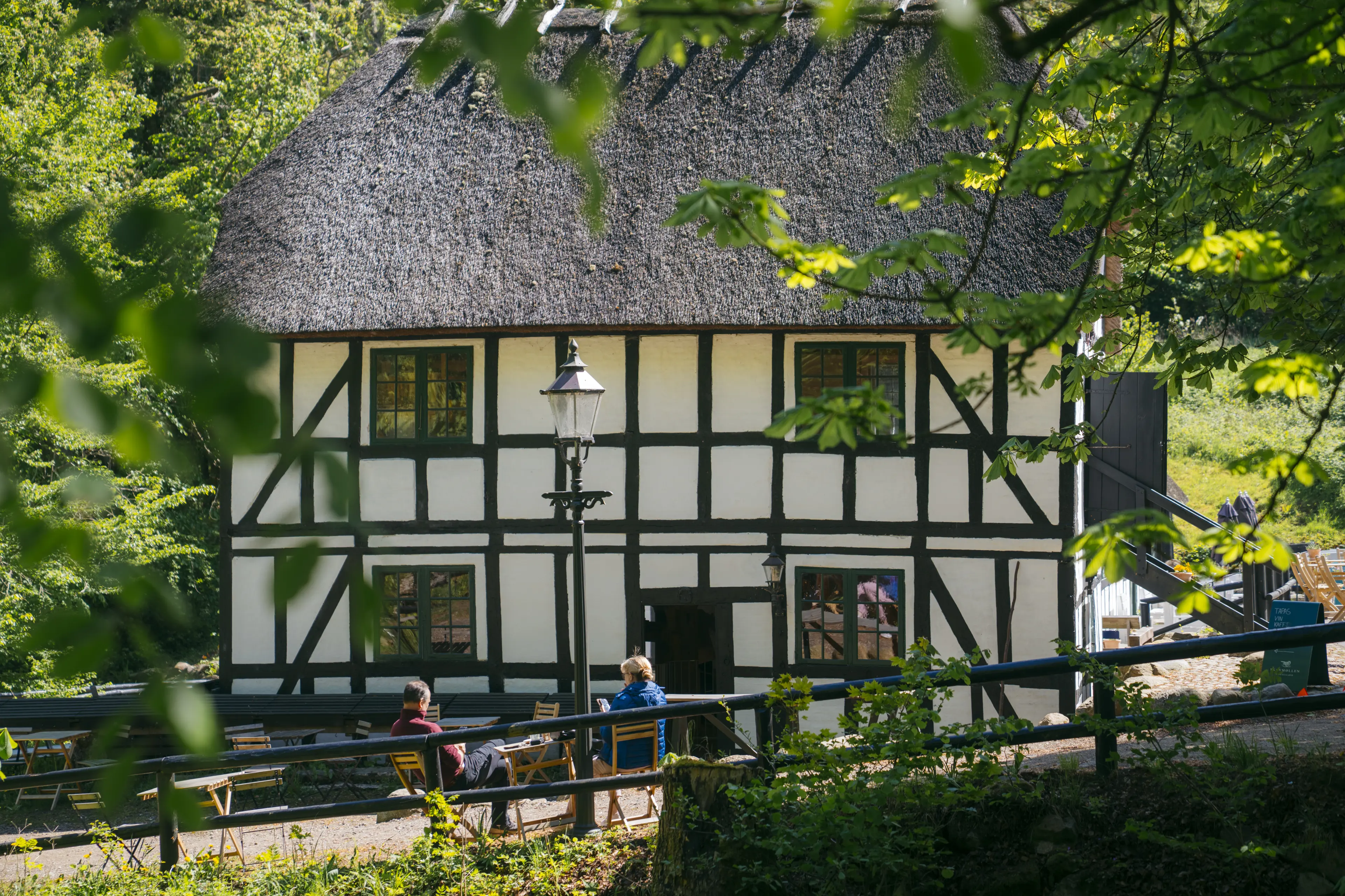 skovmoellen-bygning-paa-langs-